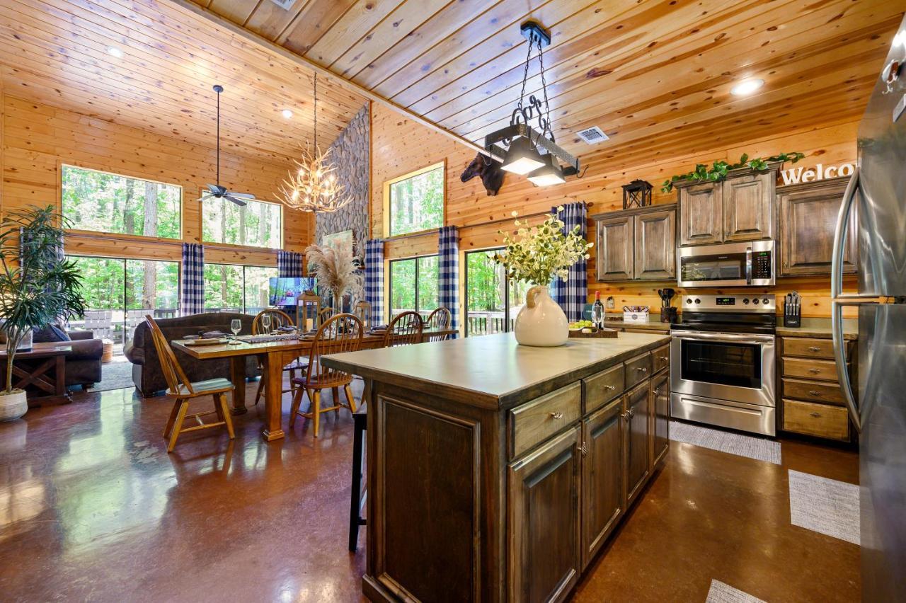Hickory Bear - Cabin Surrounded By Pines, Sleeps 10, Hot Tub, Fire Pit, Arcade, Foosball Table & Deck Slide Broken Bow Buitenkant foto
