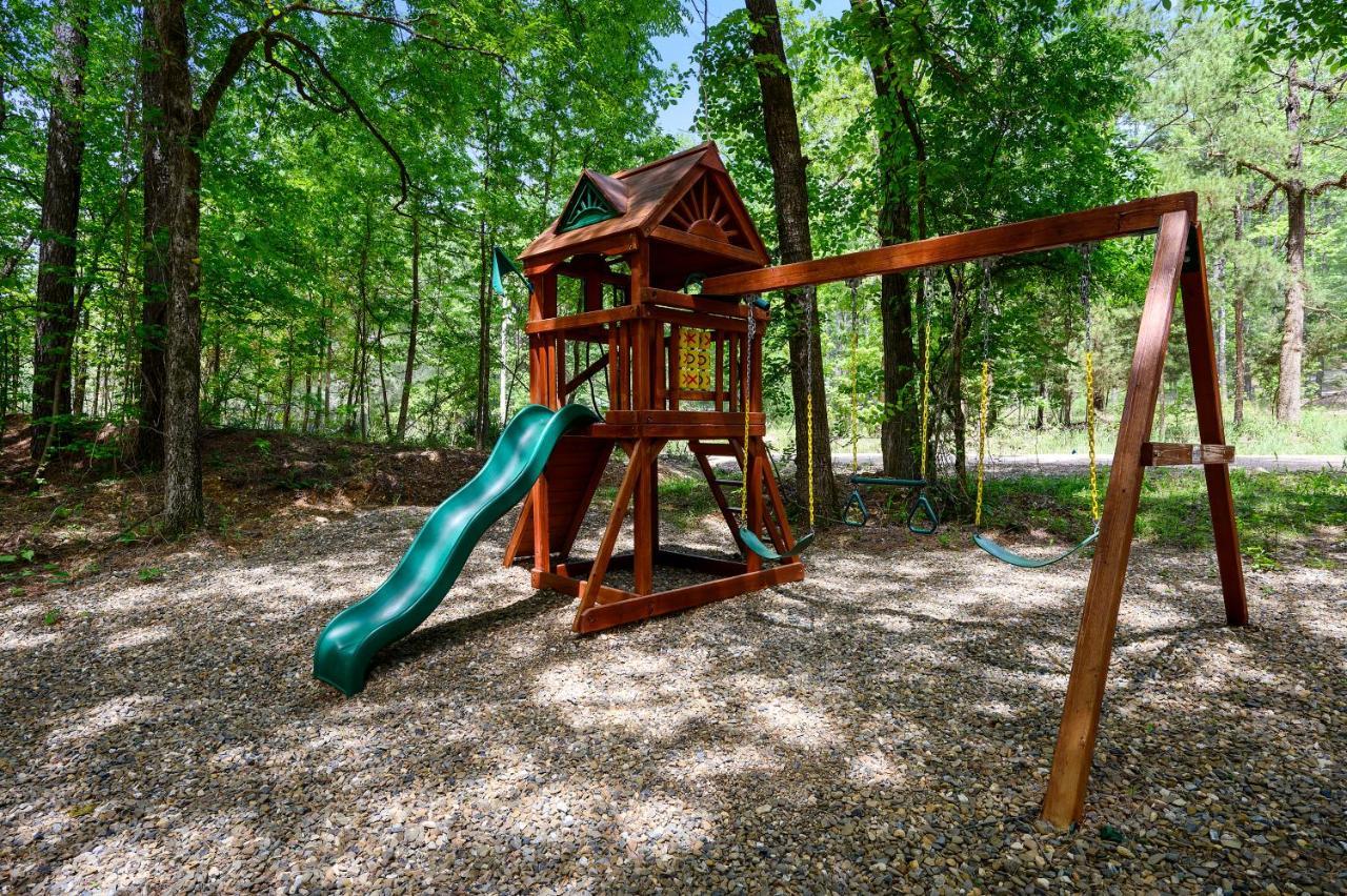 Hickory Bear - Cabin Surrounded By Pines, Sleeps 10, Hot Tub, Fire Pit, Arcade, Foosball Table & Deck Slide Broken Bow Buitenkant foto