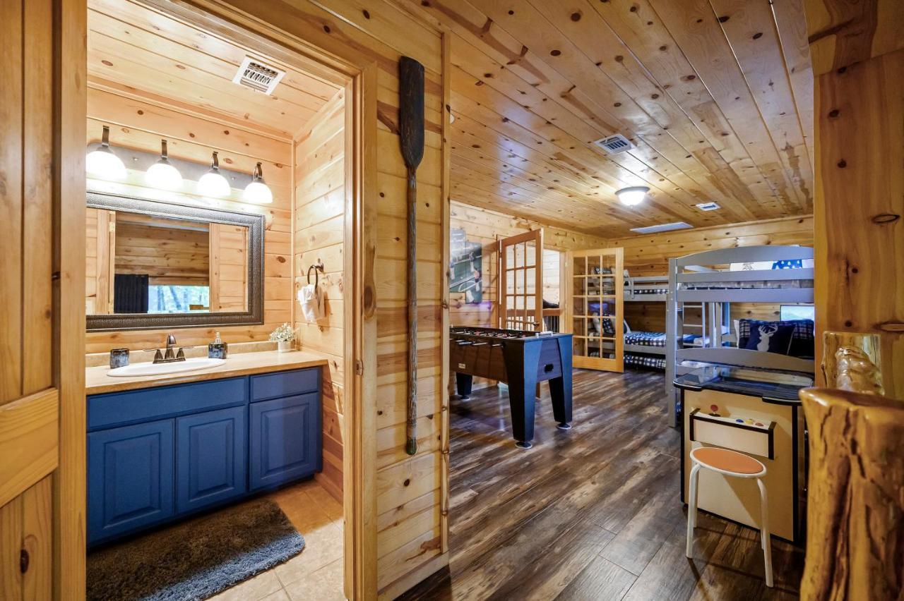 Hickory Bear - Cabin Surrounded By Pines, Sleeps 10, Hot Tub, Fire Pit, Arcade, Foosball Table & Deck Slide Broken Bow Buitenkant foto