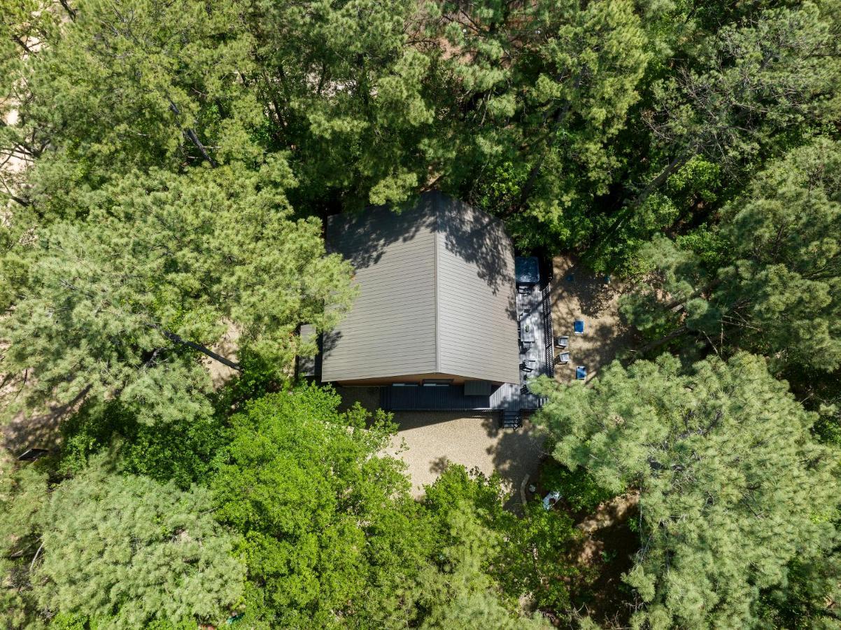 Hickory Bear - Cabin Surrounded By Pines, Sleeps 10, Hot Tub, Fire Pit, Arcade, Foosball Table & Deck Slide Broken Bow Buitenkant foto